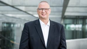 Dr. Olaf Thorsten Joachim Dr. Olaf Thorsten Joachim, Staatssekretärin im Bundesministerin für Wohnen, Stadtentwicklung und Bauwesen. Foto: BMWSB | Stefanie Loos